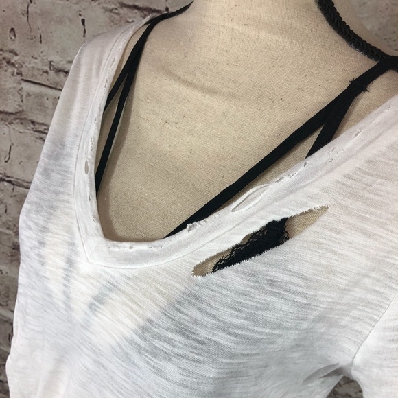 Trendy Soft & distressed knotted-waist T-shirt - Picture 3 of 8